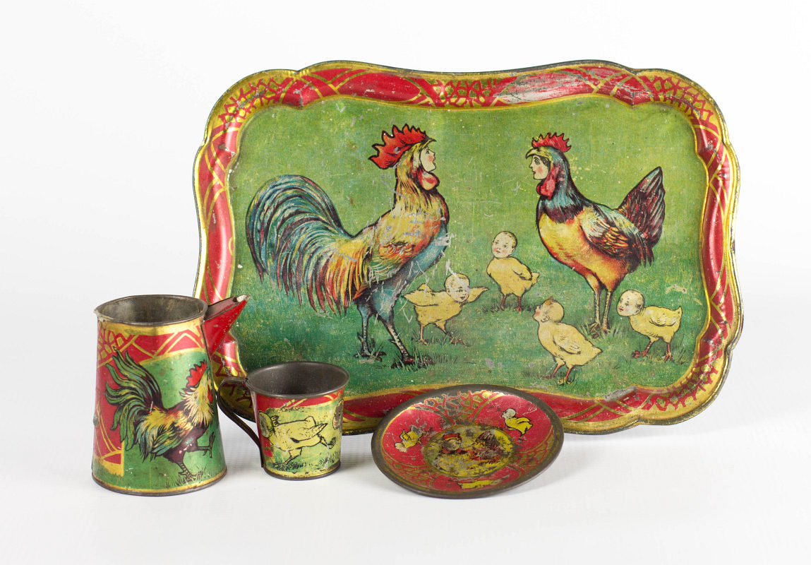 A TIN LITHO TEA SET WITH ANTHROPOMORPHIC CHICKENS