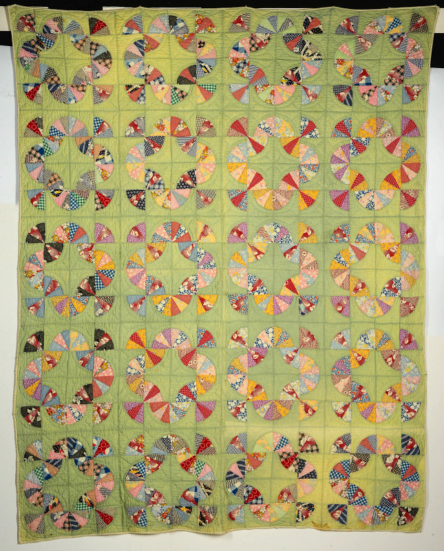 A CIRCA 1930s 'GRANDMOTHER'S FAN' FEEDSACK QUILT