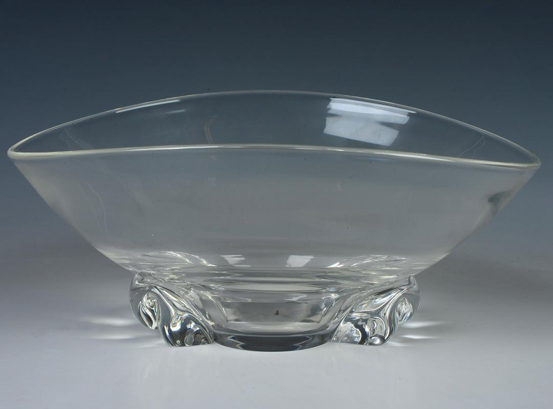 A STEUBEN CRYSTAL BOWL 