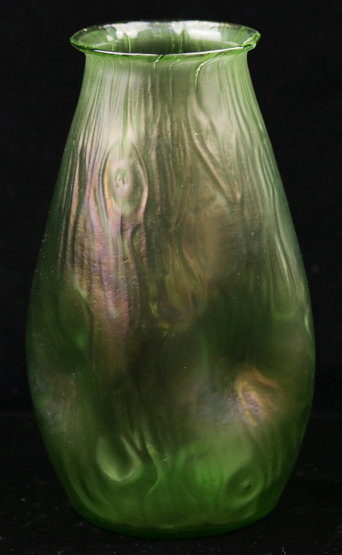 AN UNSIGNED LOETZ ART GLASS VASE