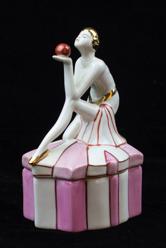 A GERMAN PORCELAIN ART DECO POWDER BOX W/ FLAPPER