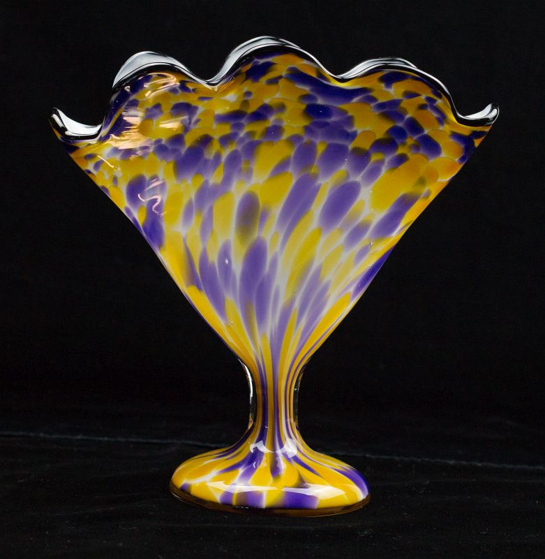 AN UNUSUAL ART GLASS FAN VASE, CZECHOSLOVAKIA