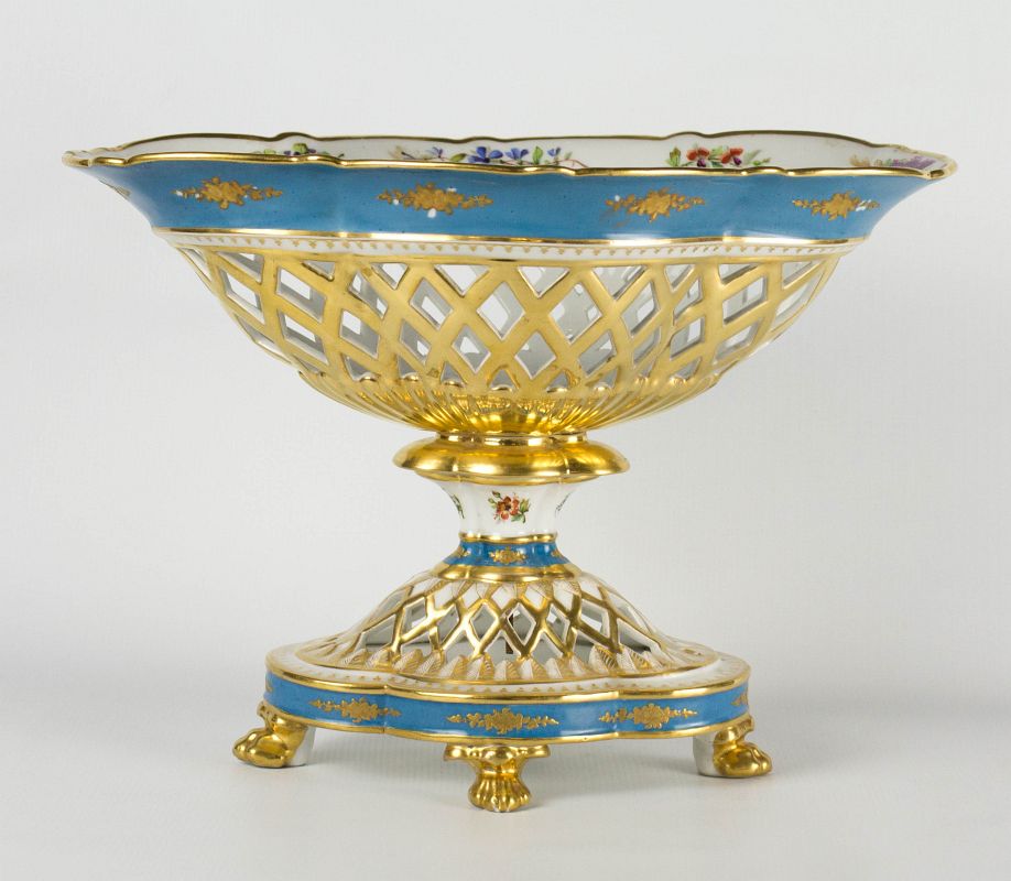 A 19TH CENTURY CONTINENTAL PORCELAIN CENTERPIECE