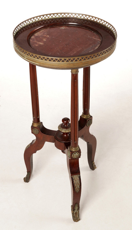 AN EARLY 20TH C FRENCH MAHOGANY STAND WITH MARBLE