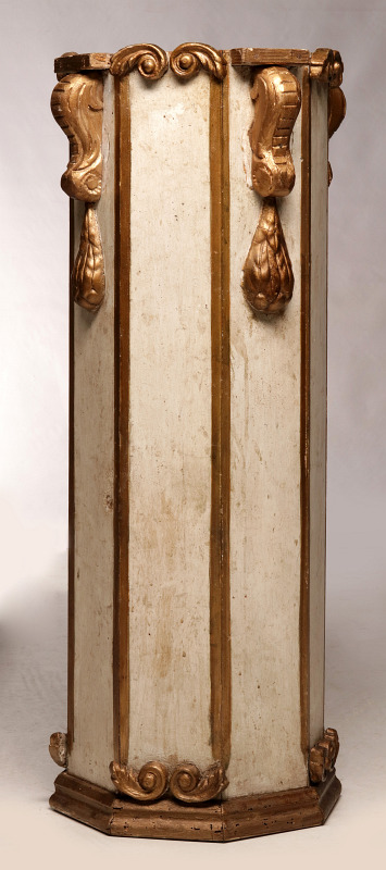 A CONTEMPORARY CREAM AND GOLD PEDESTAL