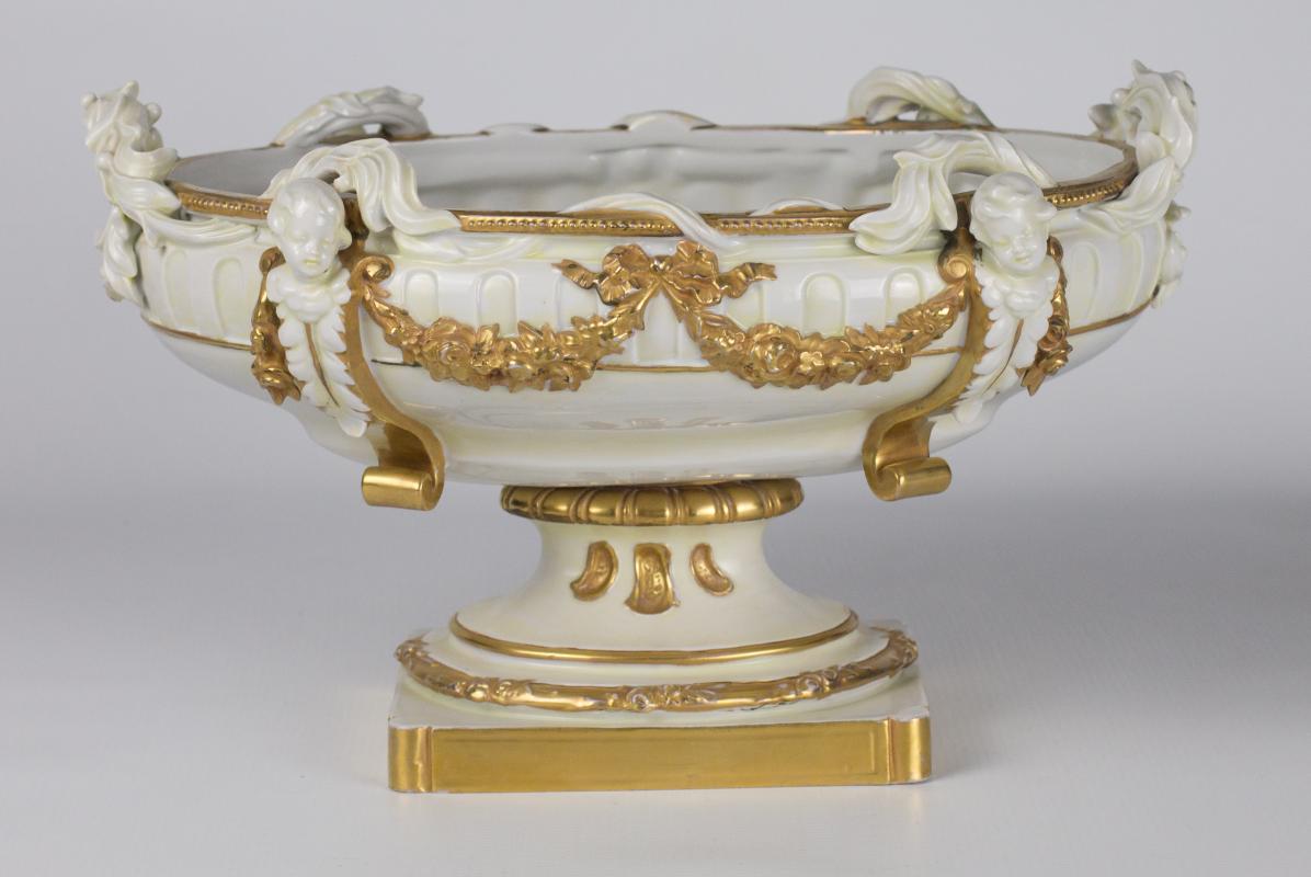 A CIRCA 1900 VOLKSTEDT PORCELAIN CENTERPIECE 