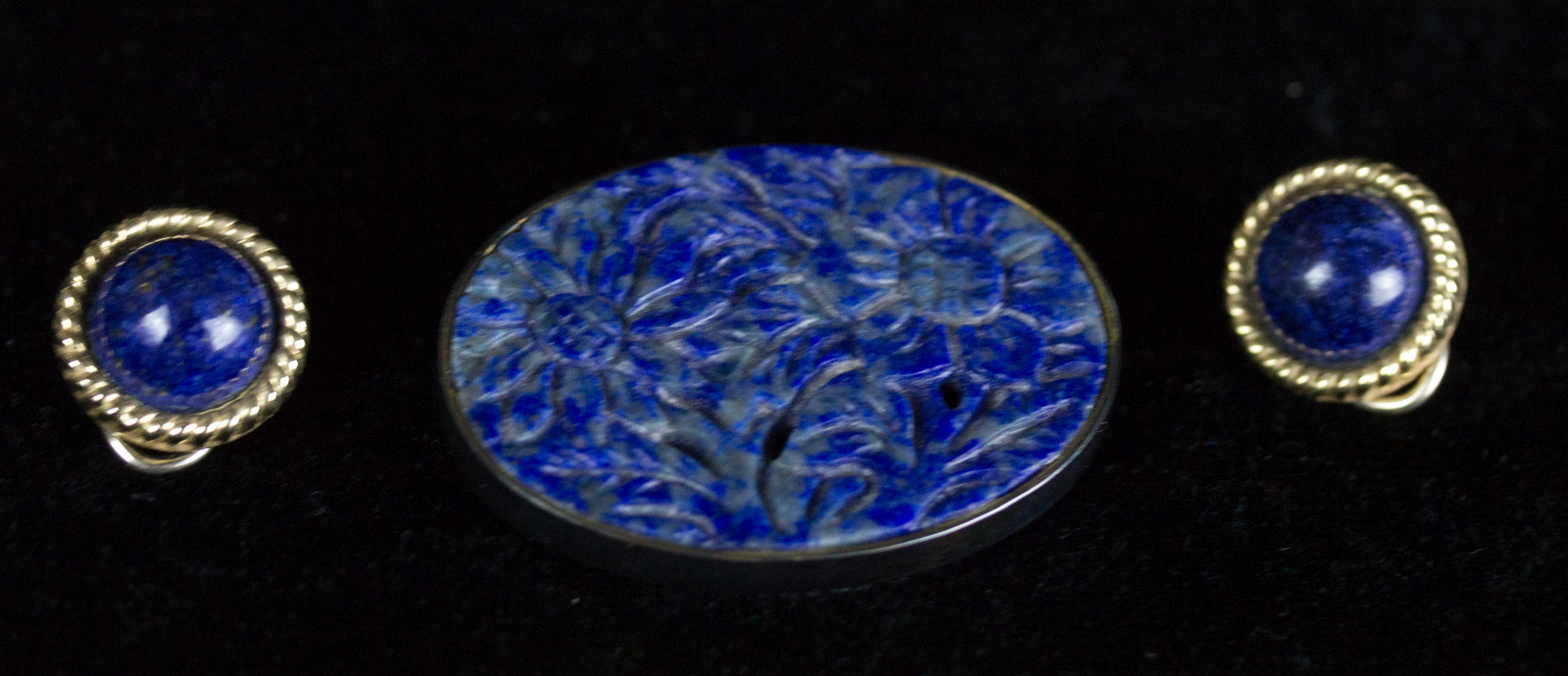 A CARVED LAPIS BROOCH WITH CABOCHON EARRINGS