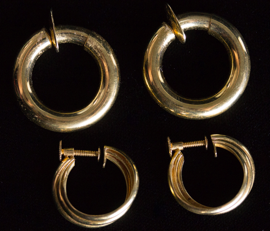 TWO PAIR OF 18K GOLD HOOP EARRINGS