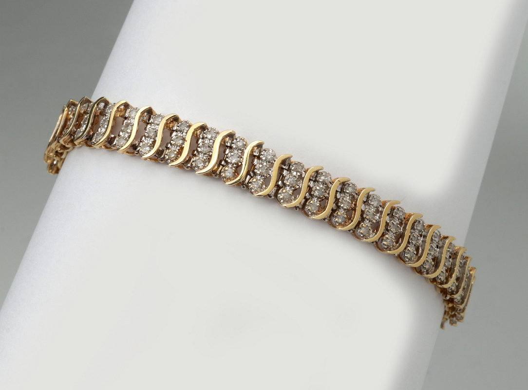 A 14K GOLD AND DIAMOND TENNIS BRACELET, 2.0 CTTW