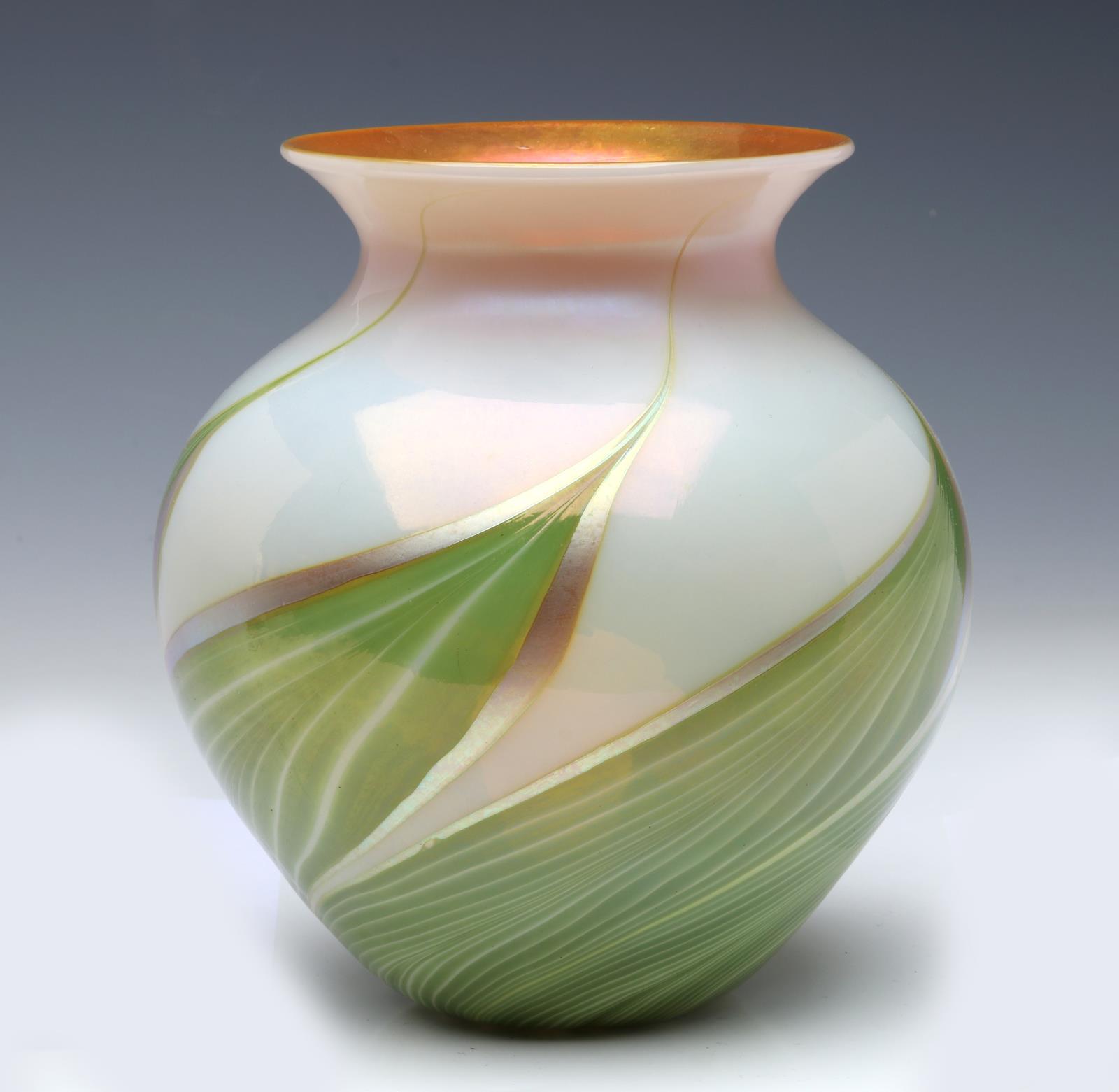 A LUNDBERG STUDIOS VASE WITH PULLED FEATHER DECORA