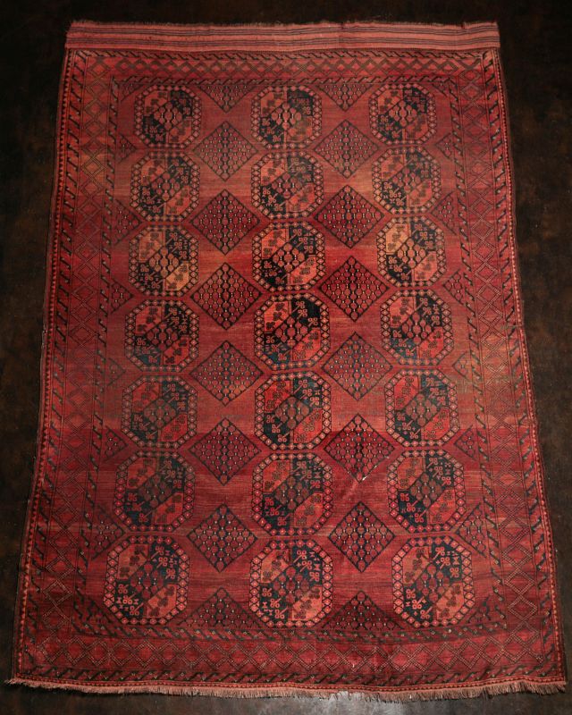 AN ANTIQUE TURKOMAN AREA RUG 