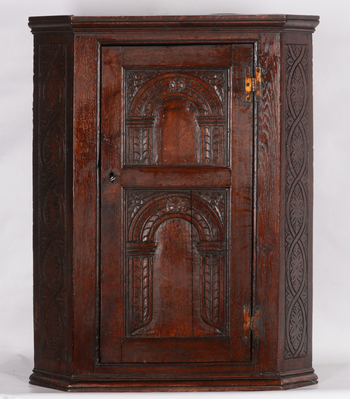 AN 18TH CENTURY ENGLISH COUNTRY OAK CORNER CABINET