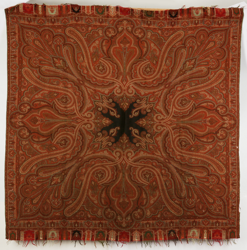 AN EARLY 20TH CENTURY PAISLEY SHAWL