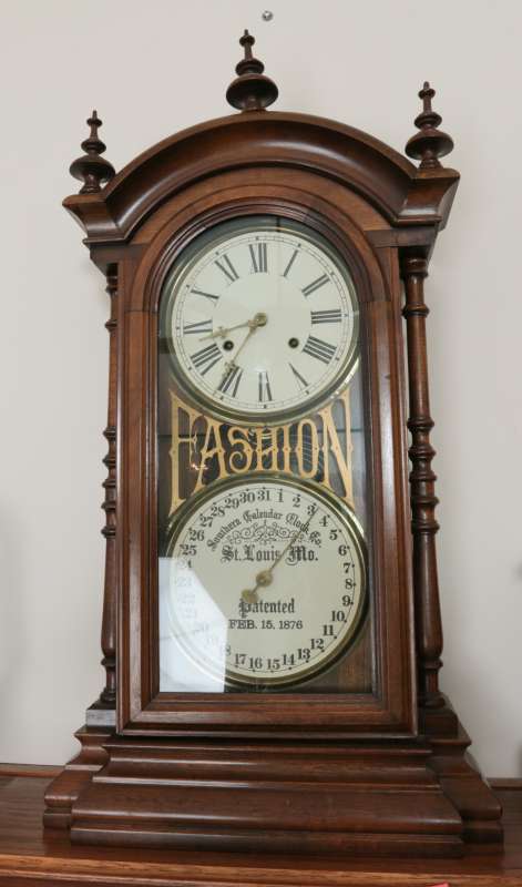 A 20TH C. REPRODUCTION DOUBLE DIAL CALENDAR CLOCK