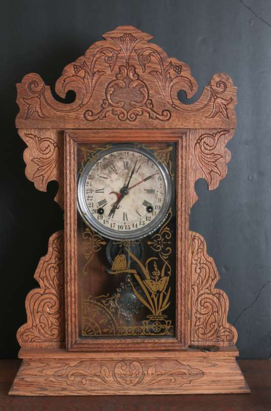 AN INGRAHAM GINGERBREAD KITCHEN CLOCK W/CALENDAR