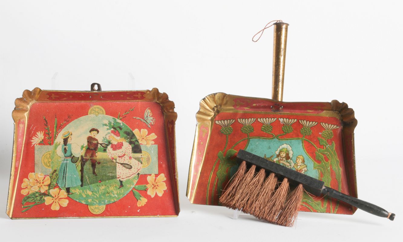 CIRCA 1910 CHILD'S TIN LITHO CRUMB TRAYS AND BRUSH