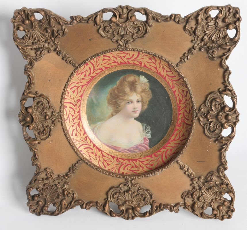 AN ORNATELY FRAMED TIN LITHO VIENNA ART PLATE