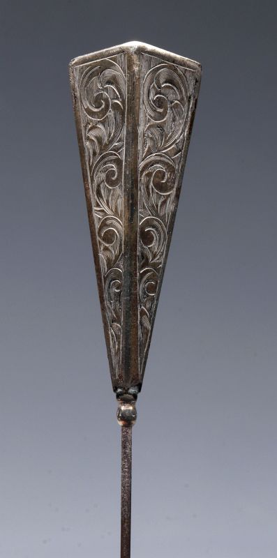 A HAND ENGRAVED STERLING SILVER VICTORIAN HAT PIN