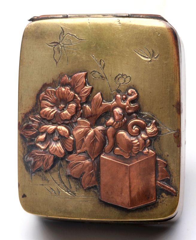 AN ANTIQUE MIXED METALS JAPONISM PILL BOX