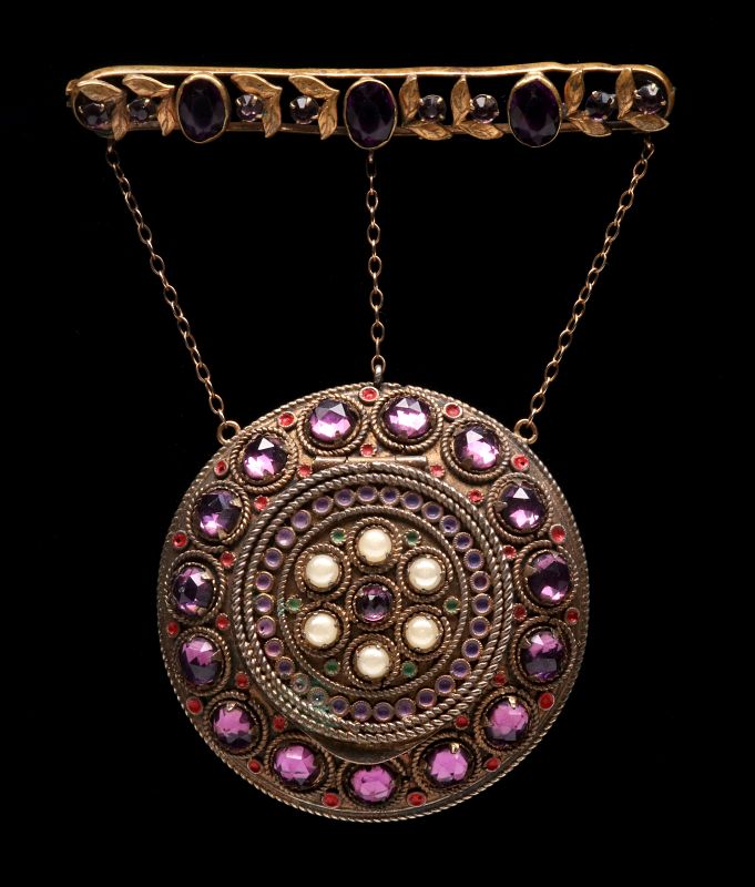 A VINTAGE BAR PIN COMPACT BROOCH