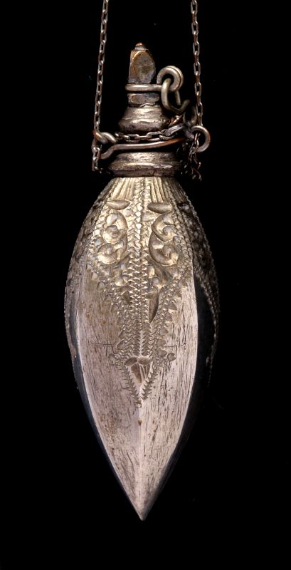 AN ANTIQUE PERFUME PENDANT