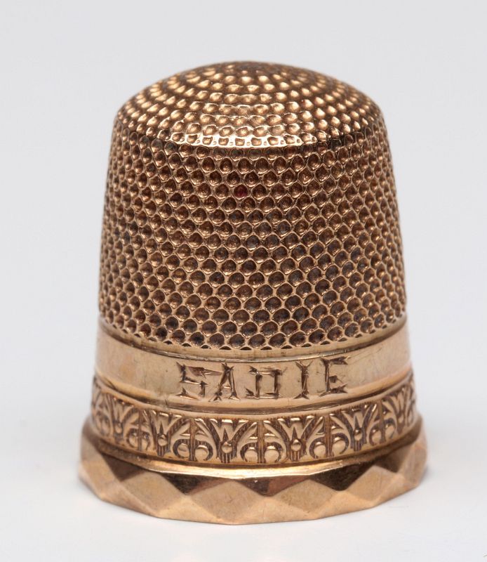 AN ANTIQUE 14K GOLD THIMBLE