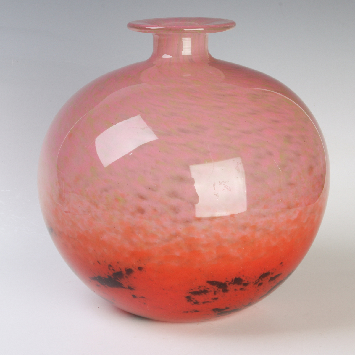 A FINE LARGE SCHNEIDER ART GLASS BALL SHAPE VASE