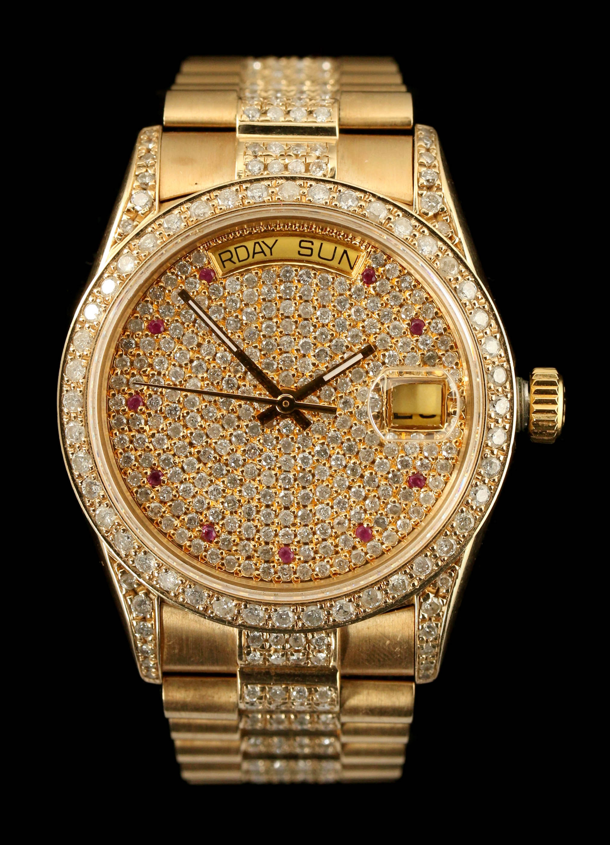 A GENT'S 14K YELLOW GOLD AND DIAMOND WRIST WATCH