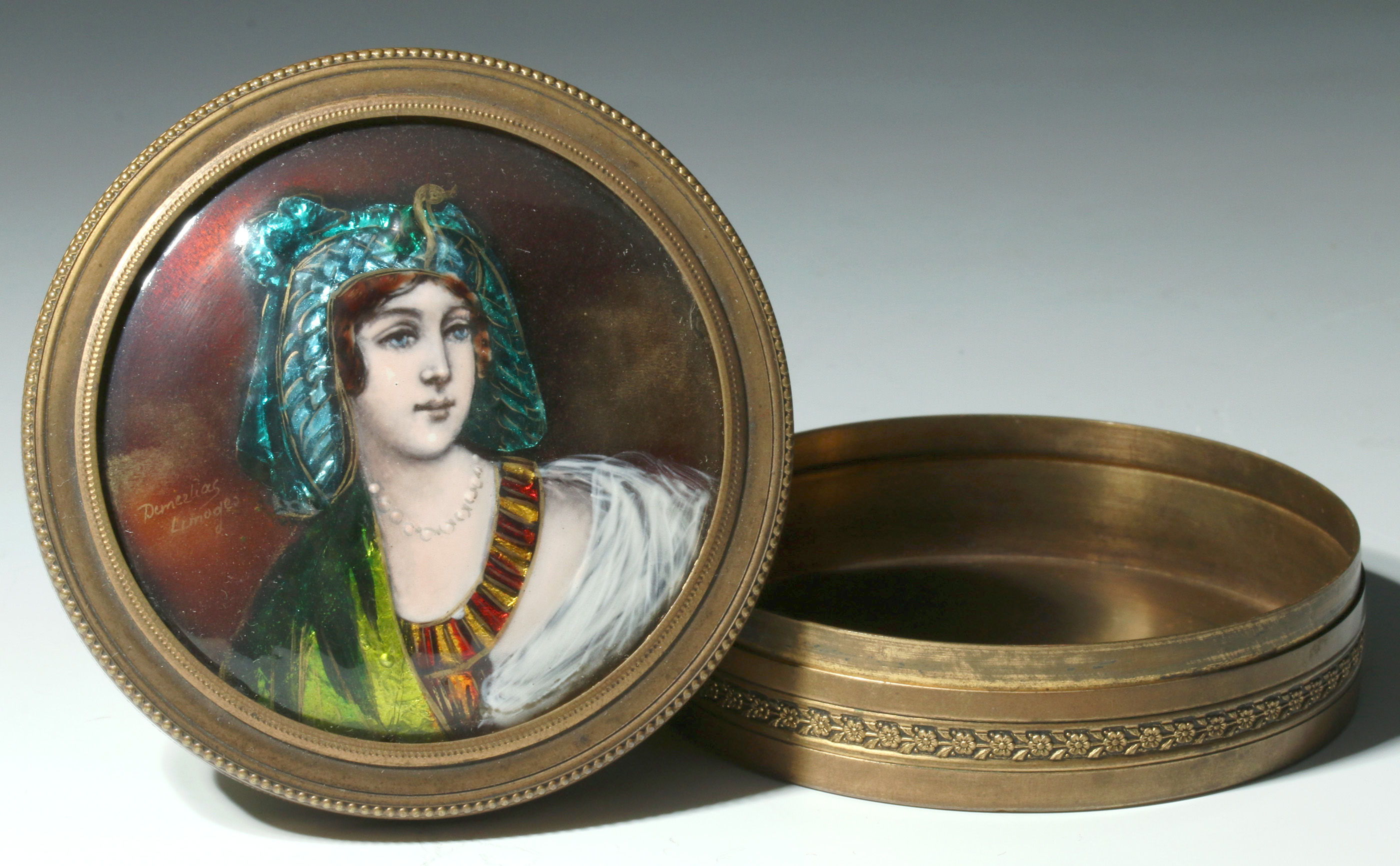 A CIRCA 1900 FRENCH ENAMEL BOX SIGNED DEMEZLIAS LI