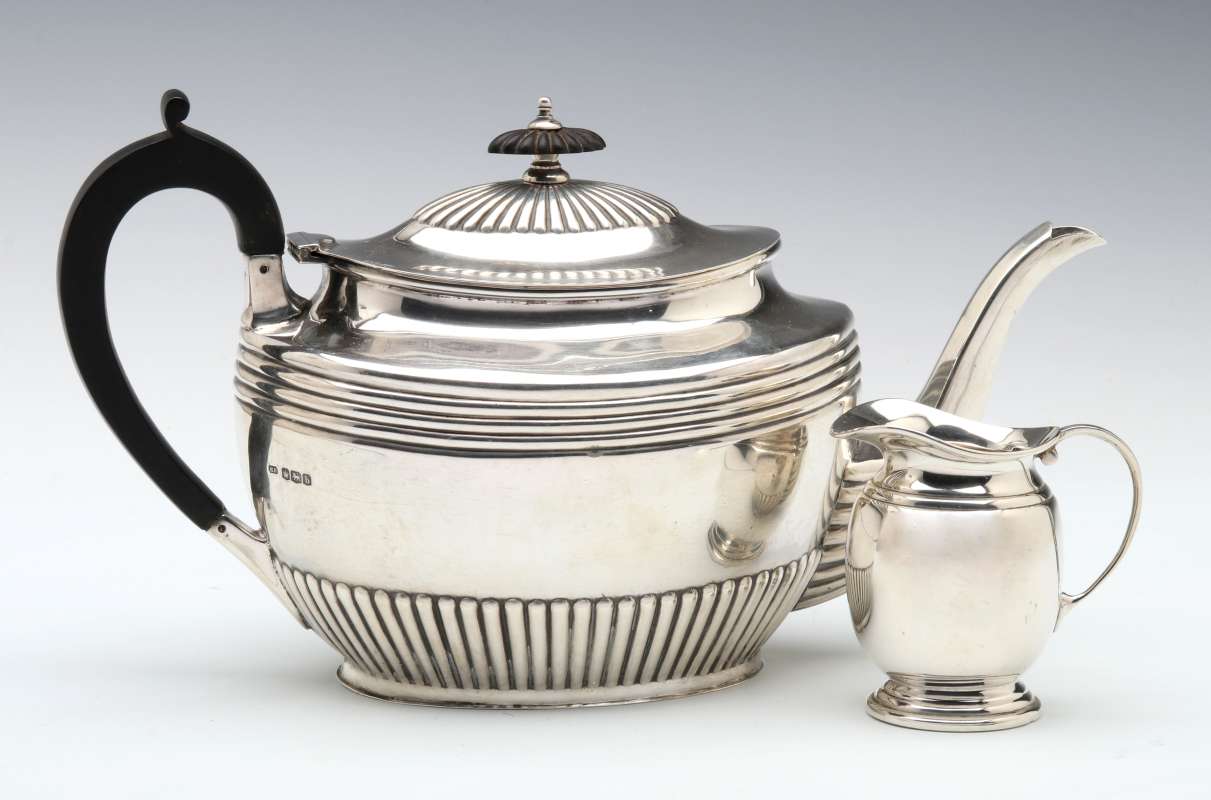 A 1919 SHEFFIELD STERLING SILVER TEAPOT