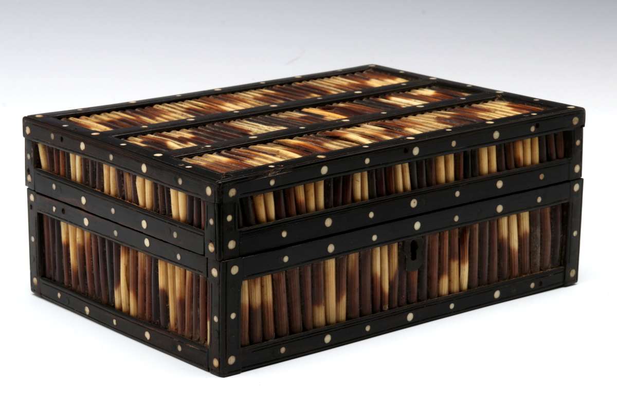 AN ANGLO-INDIAN INLAID PORCUPINE QUILL TRINKET BOX