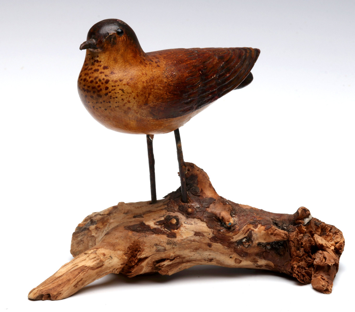 A GOOD EARLY 20TH C FOLK ART CARVING OF A BIRD