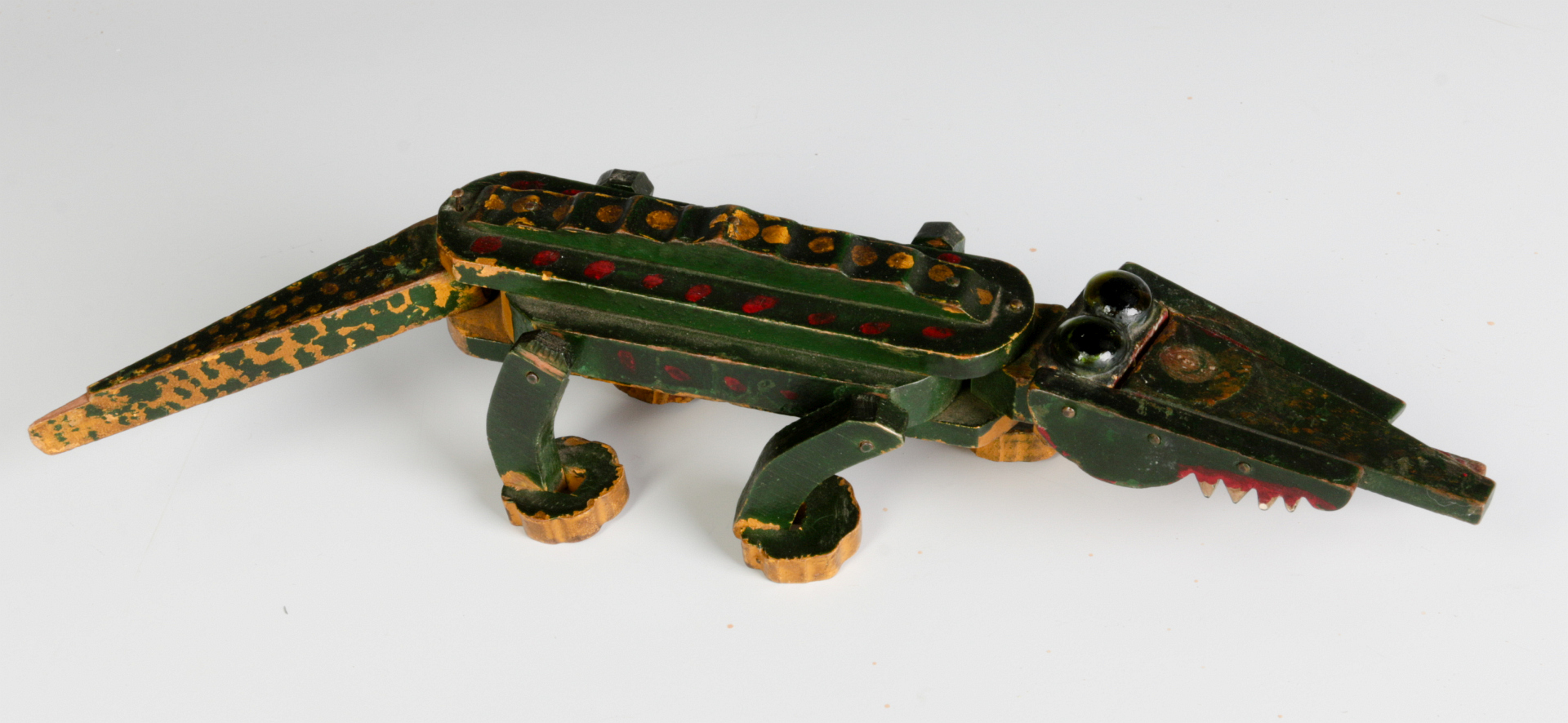 AN EARLY 20TH C. RETICULATED FOLK ART ALLIGATOR