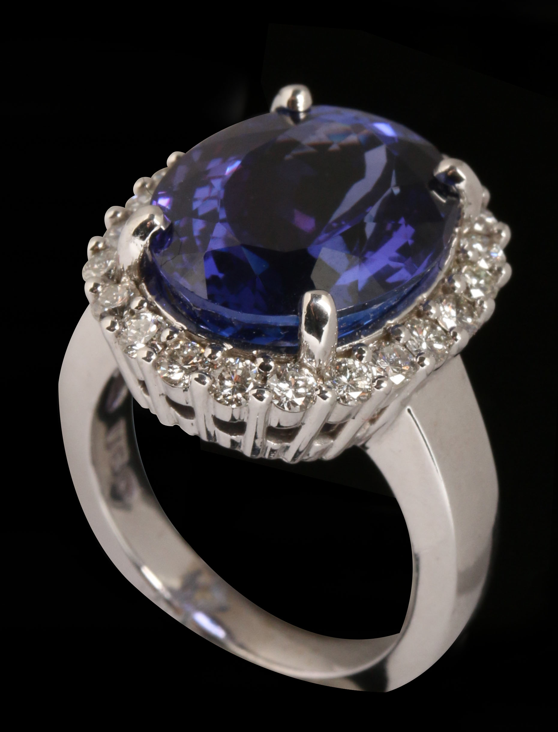 A BEAUTIFUL BLUE 15 CARAT TANZANITE COCKTAIL RING