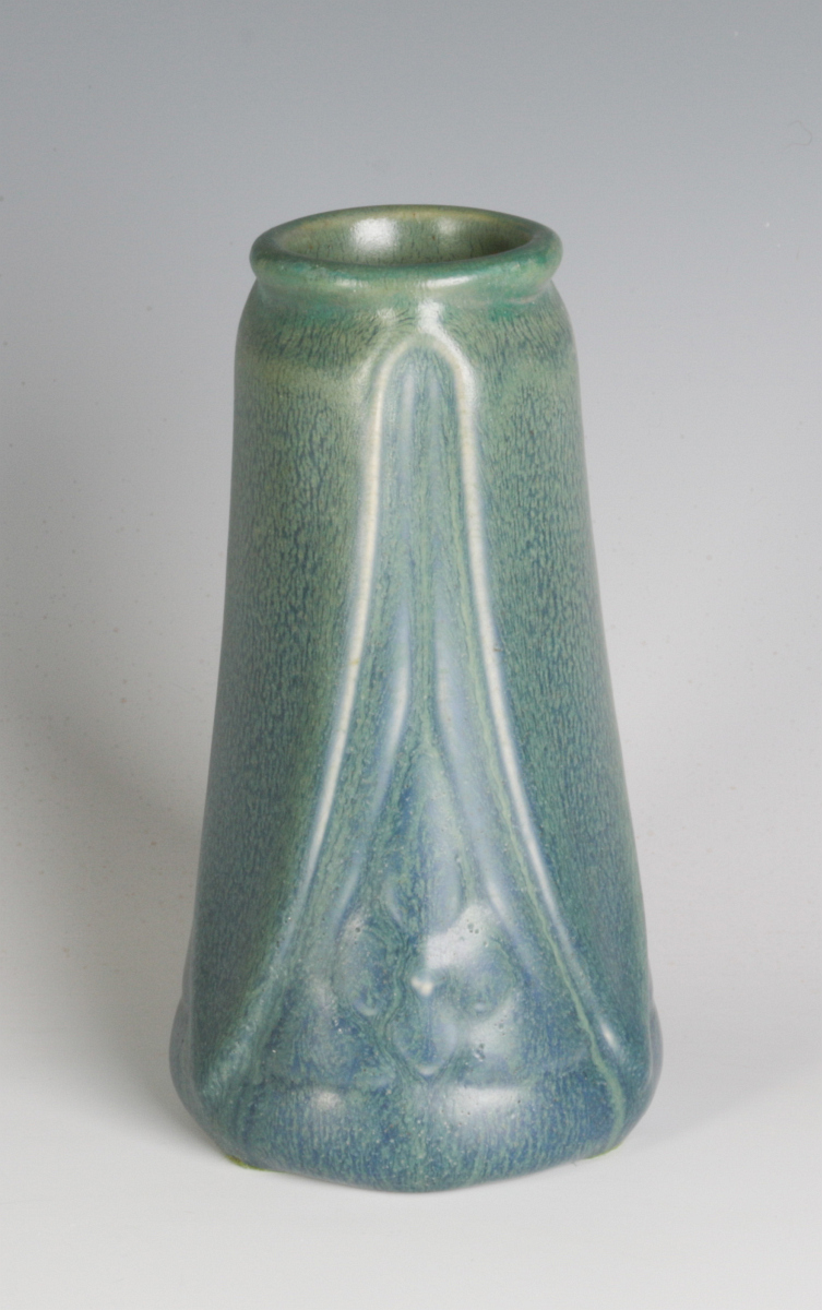 A 1917 ROOKWOOD ART & CRAFTS STYLE POTTERY VASE