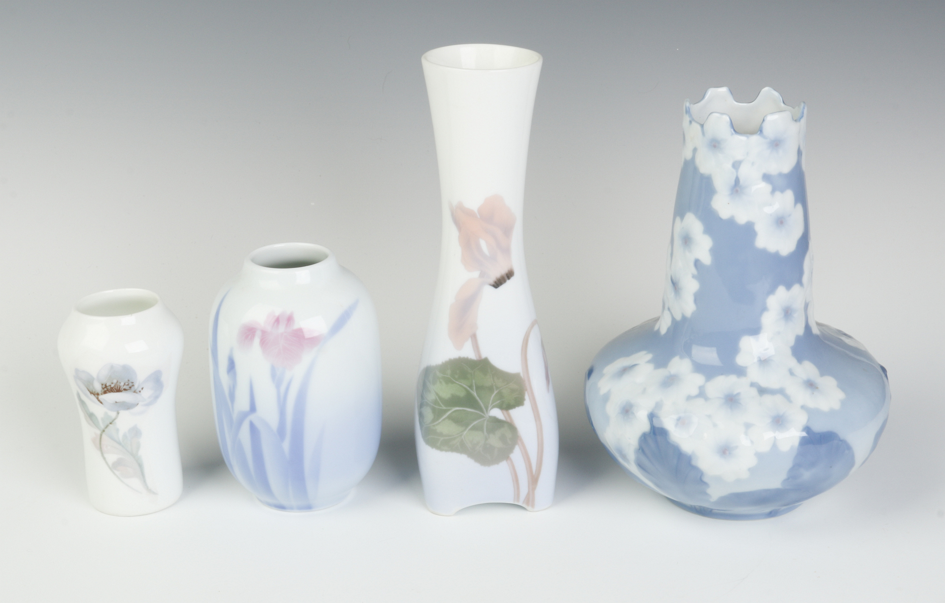 FOUR CONTINENTAL PORCELAIN CABINET VASES