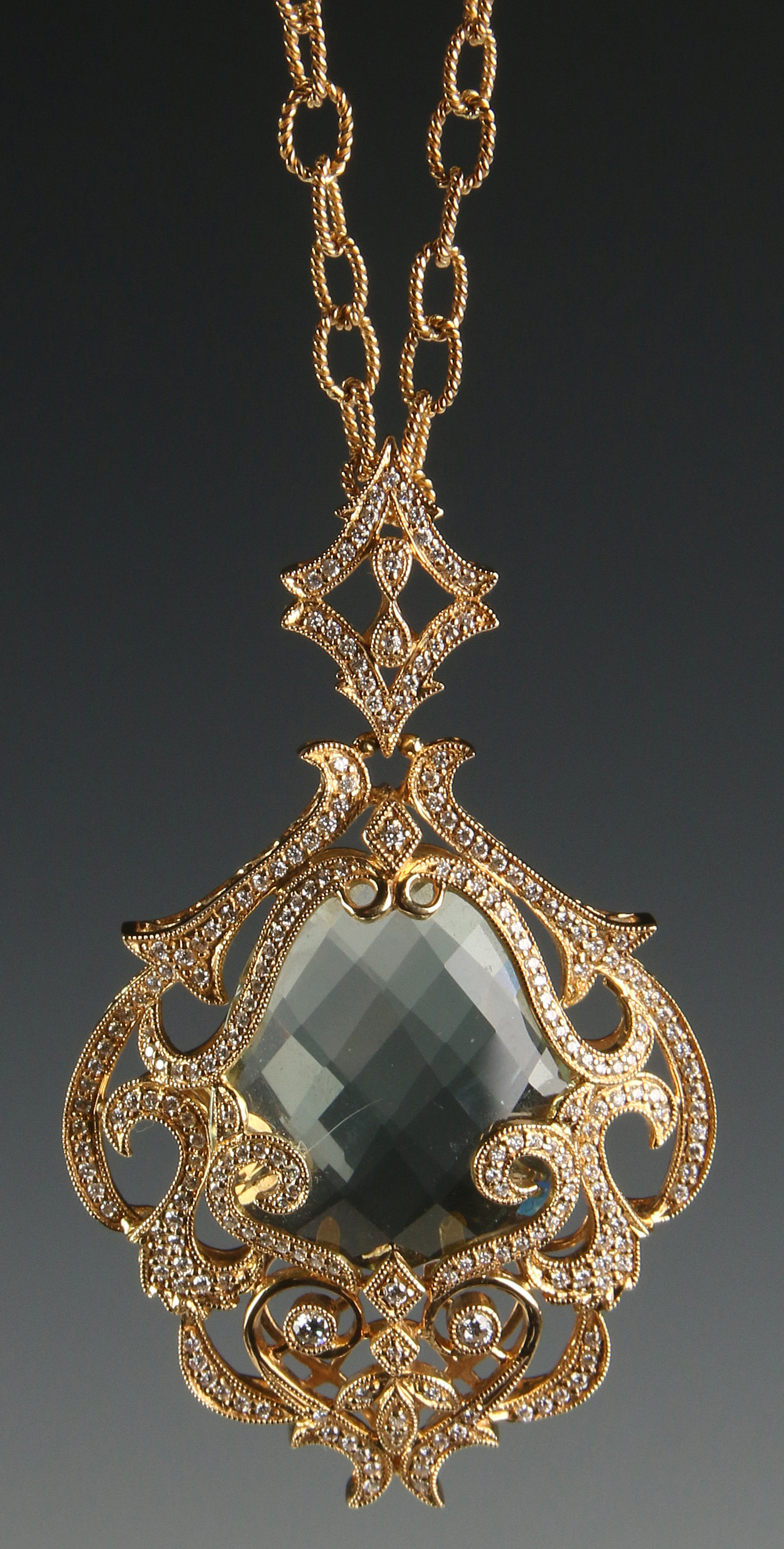 AN ATTRACTIVE 18K DIAMOND AND GREEN CITRINE PENDAN