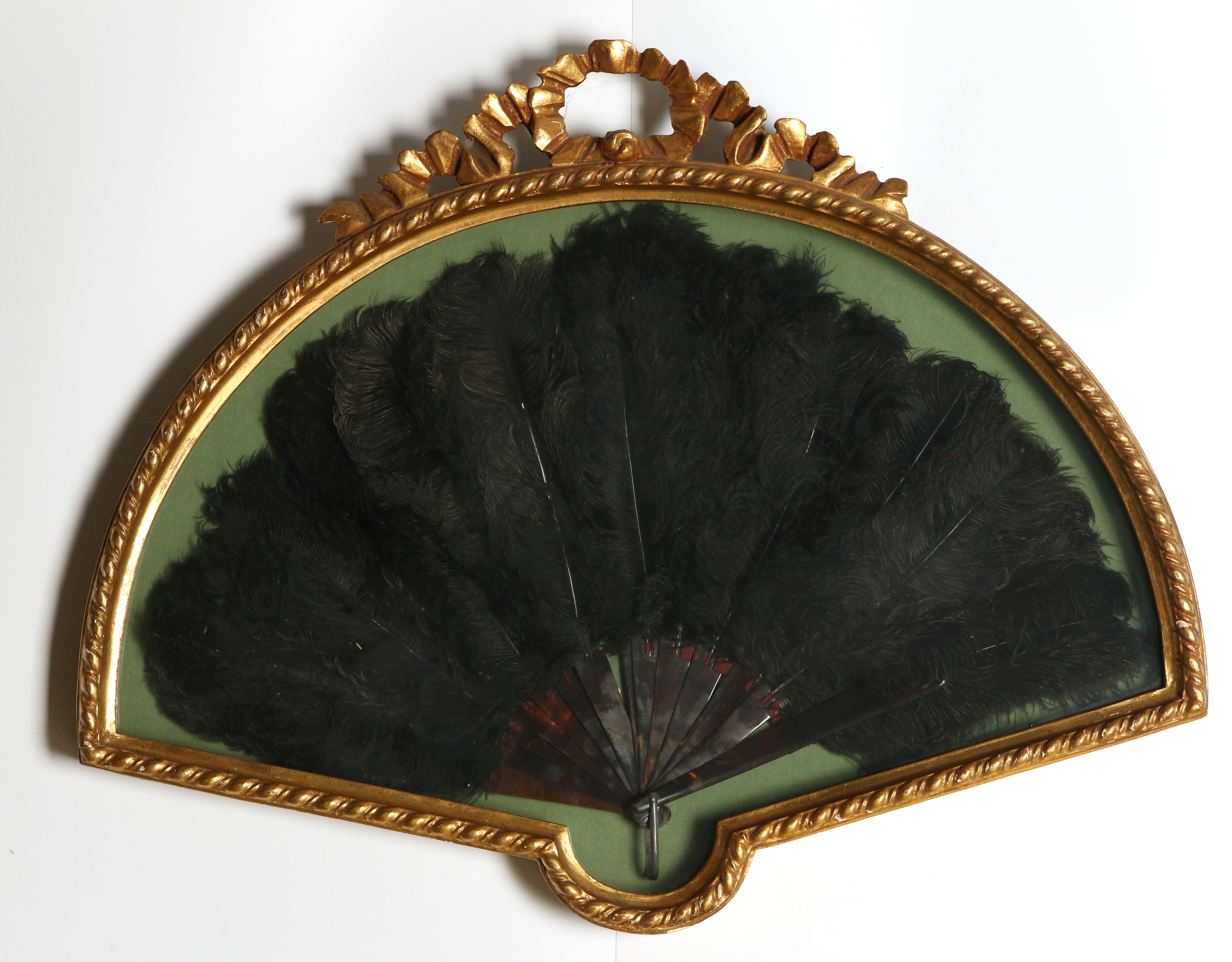 A FRAMED VICTORIAN OSTRICH FEATHER HAND FAN