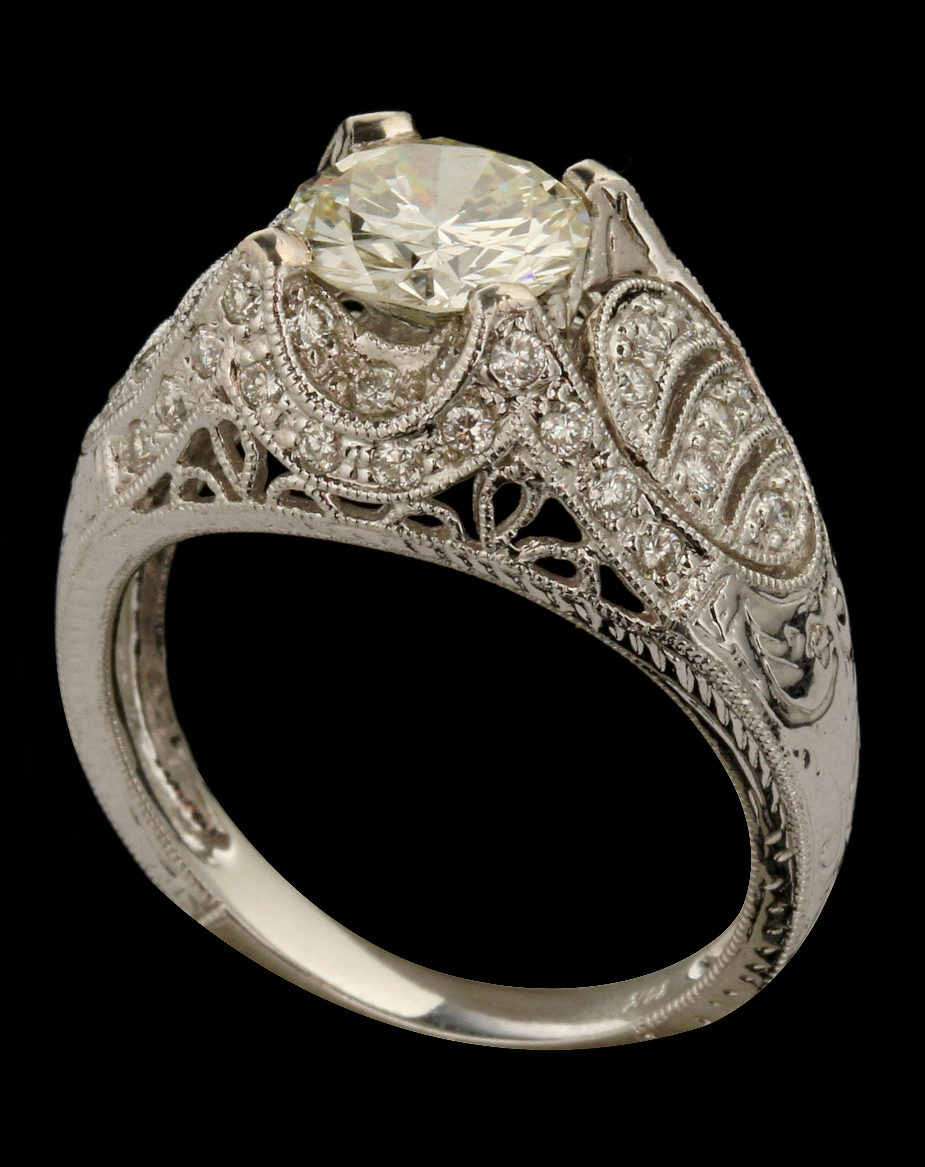 A LADIES 14K GOLD 1.4 CARAT DIAMOND FILLIGREE RING