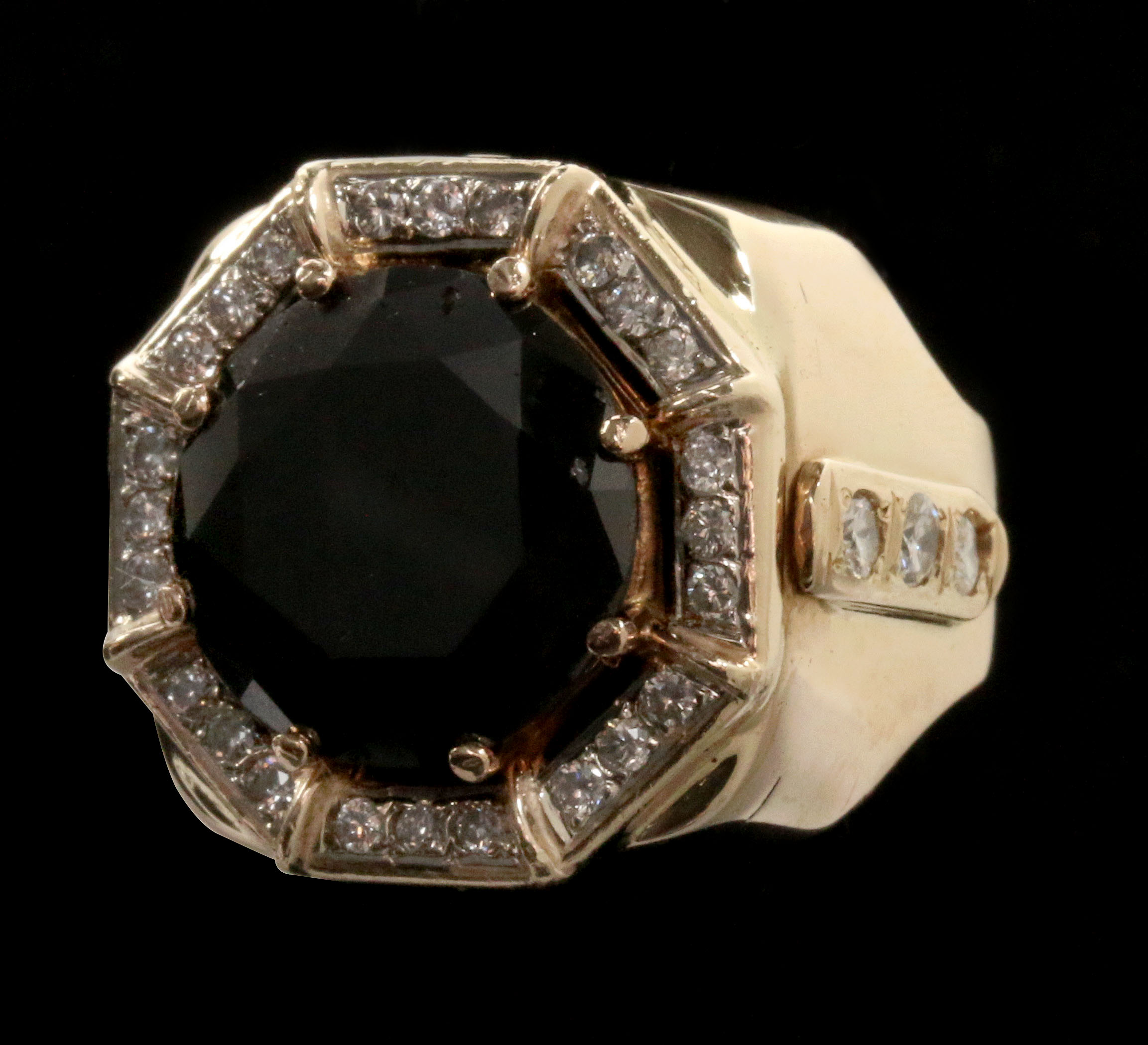 A GENT'S 8.5 CARAT BLACK DIAMOND DRESS RING