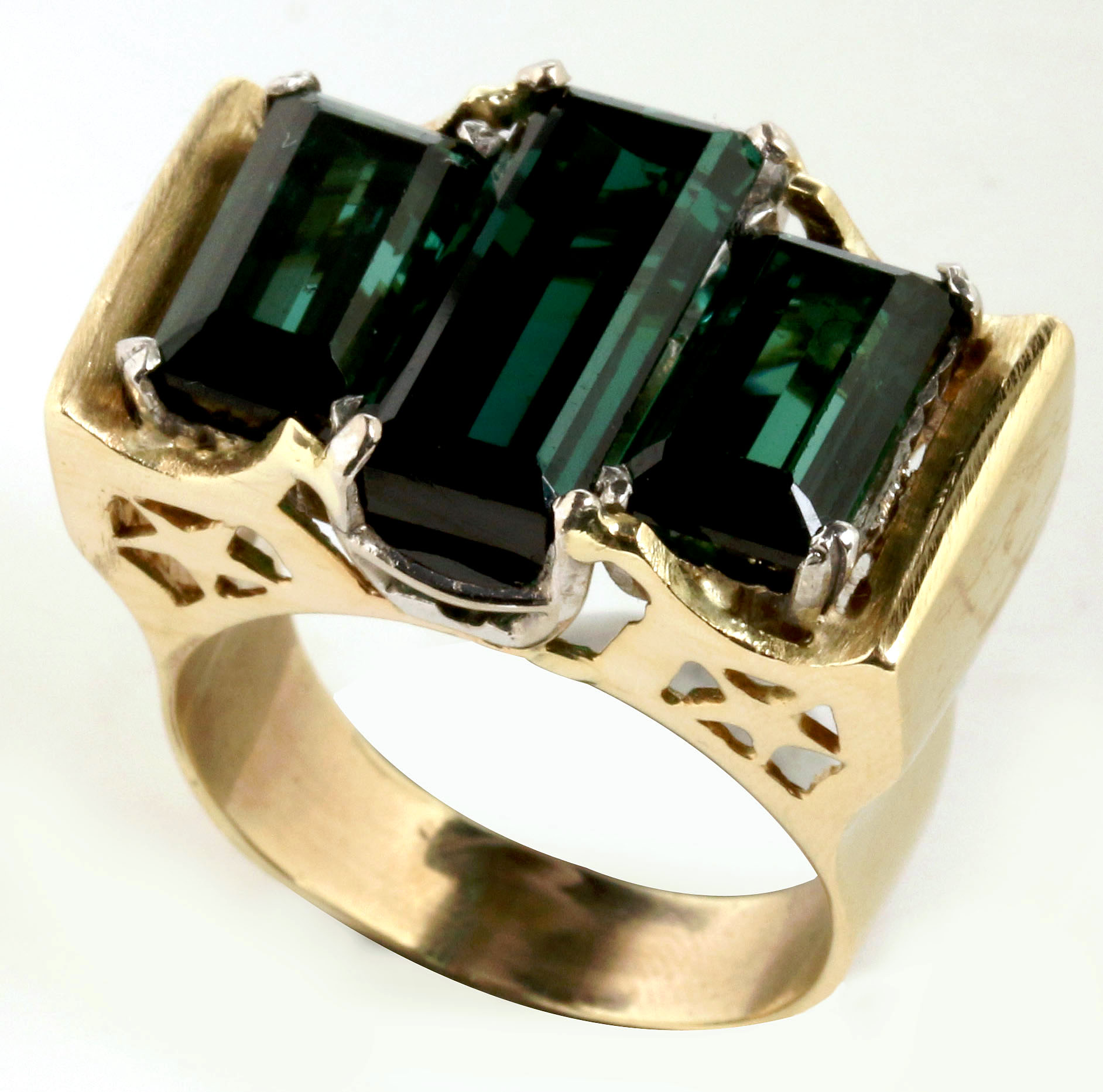 A THREE STONE TOURMALINE RING APPROX 17 CARATS