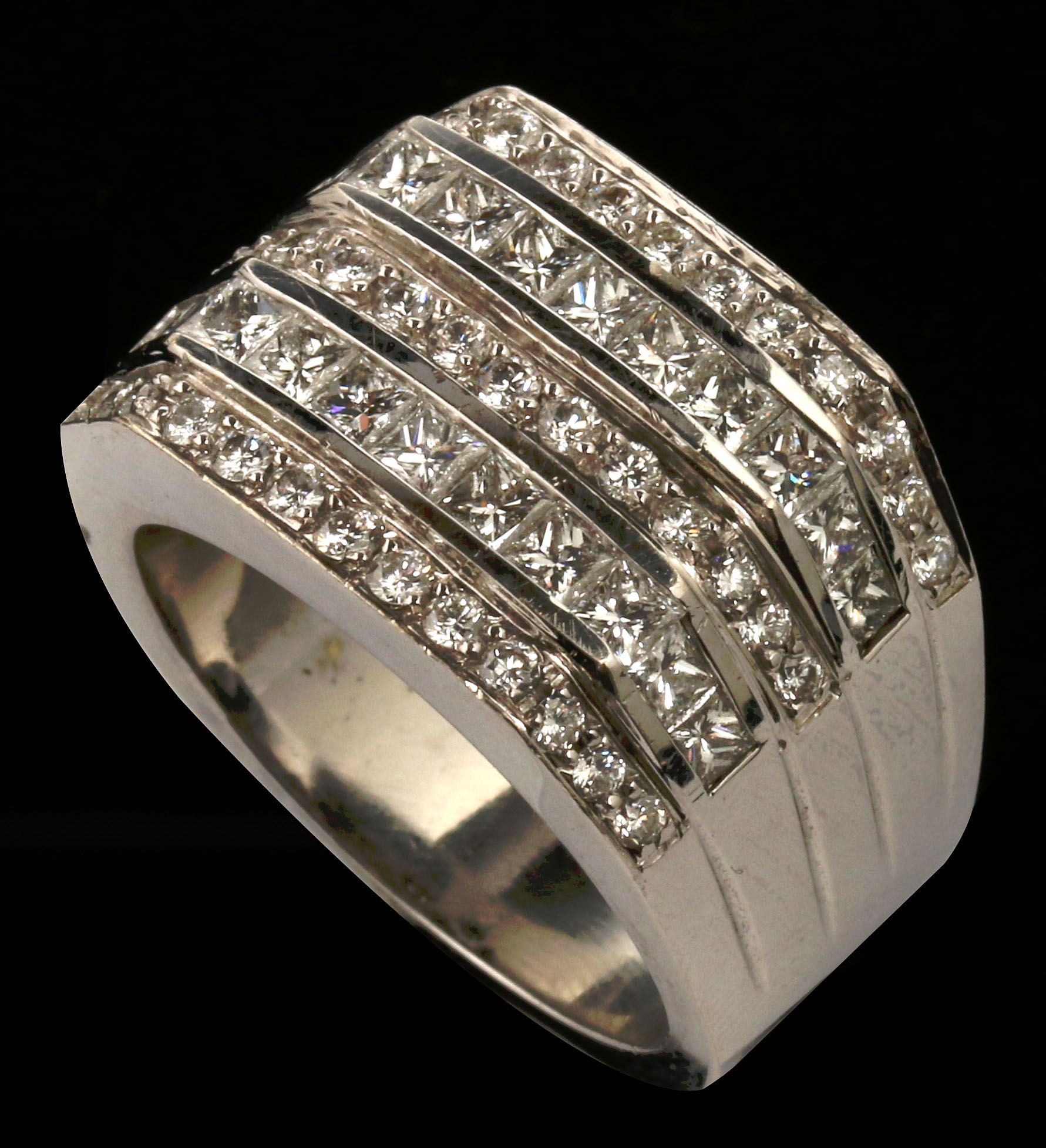 A GENT'S 18K DIAMOND RING APPROX. 2.54 CARATS TOTA