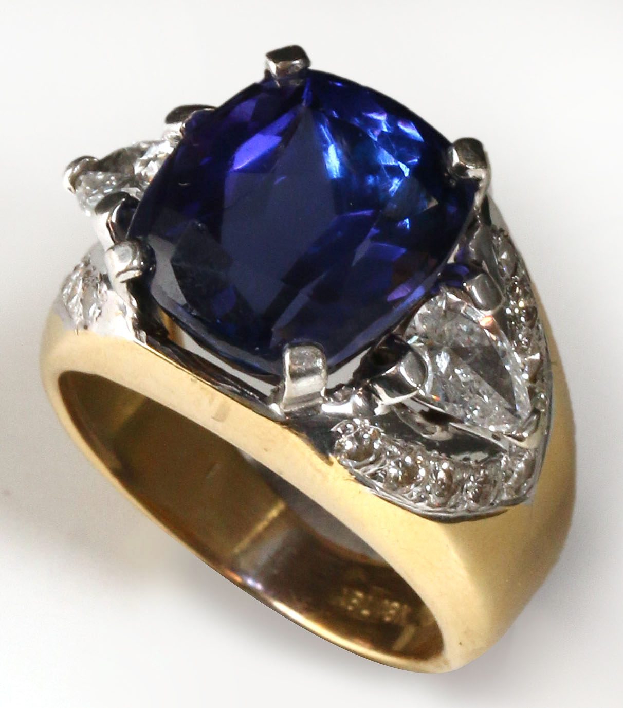 AN 18K GOLD LADIES TANZANITE & DIAMOND COCKTAIL RI