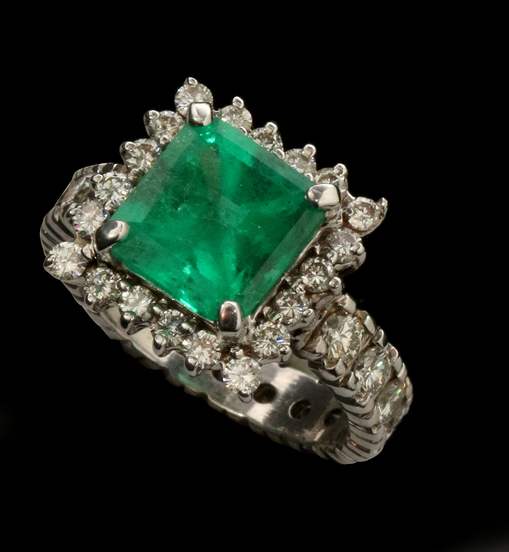 A COLUMBIAN EMERALD & DIAMOND 14K GOLD COCKTAIL RI