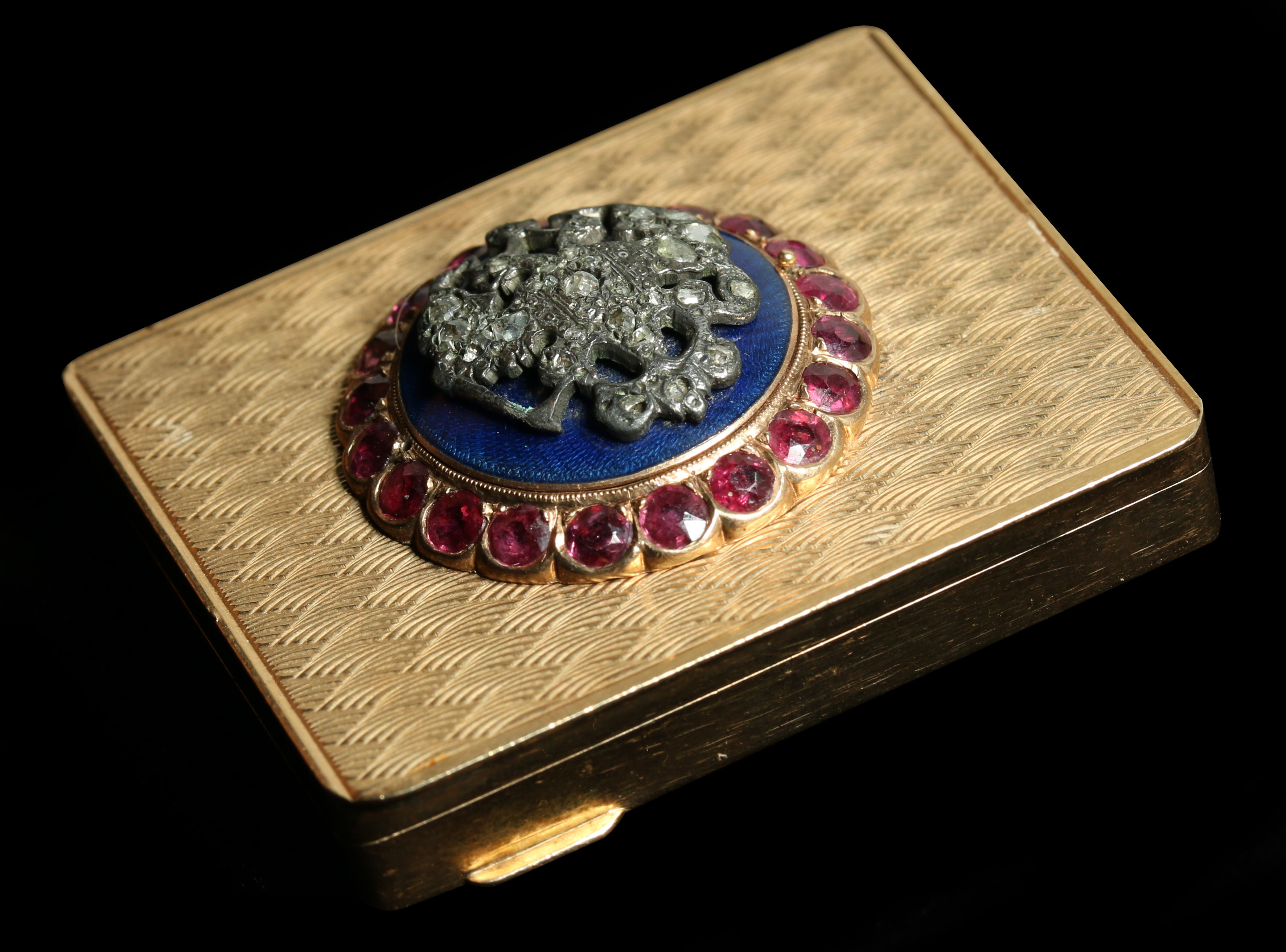 A CIRCA 1900 14K GOLD, DIAMOND AND RUBY SET SNUFF 