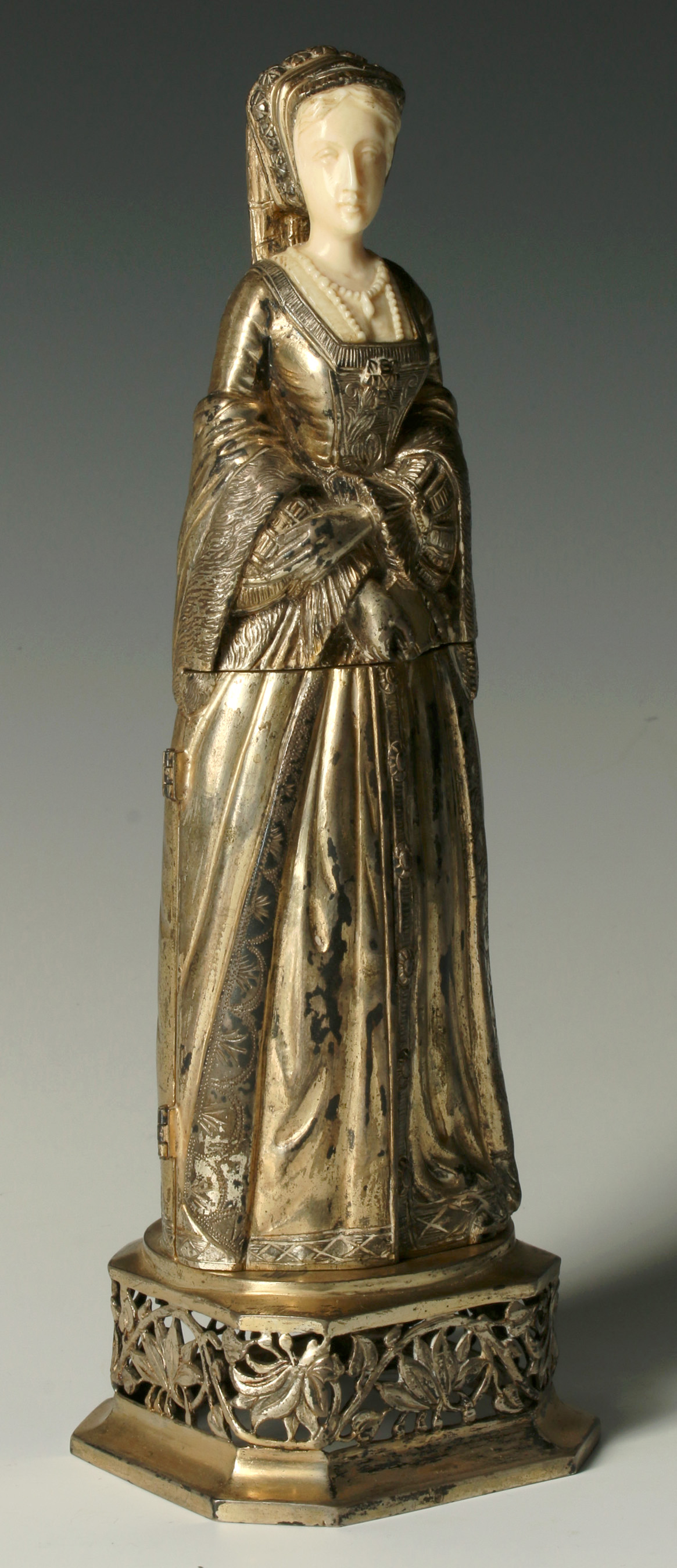 A 19TH C. 800 SILVER TRIPTYCH FIGURE OF ANNE BOLEY