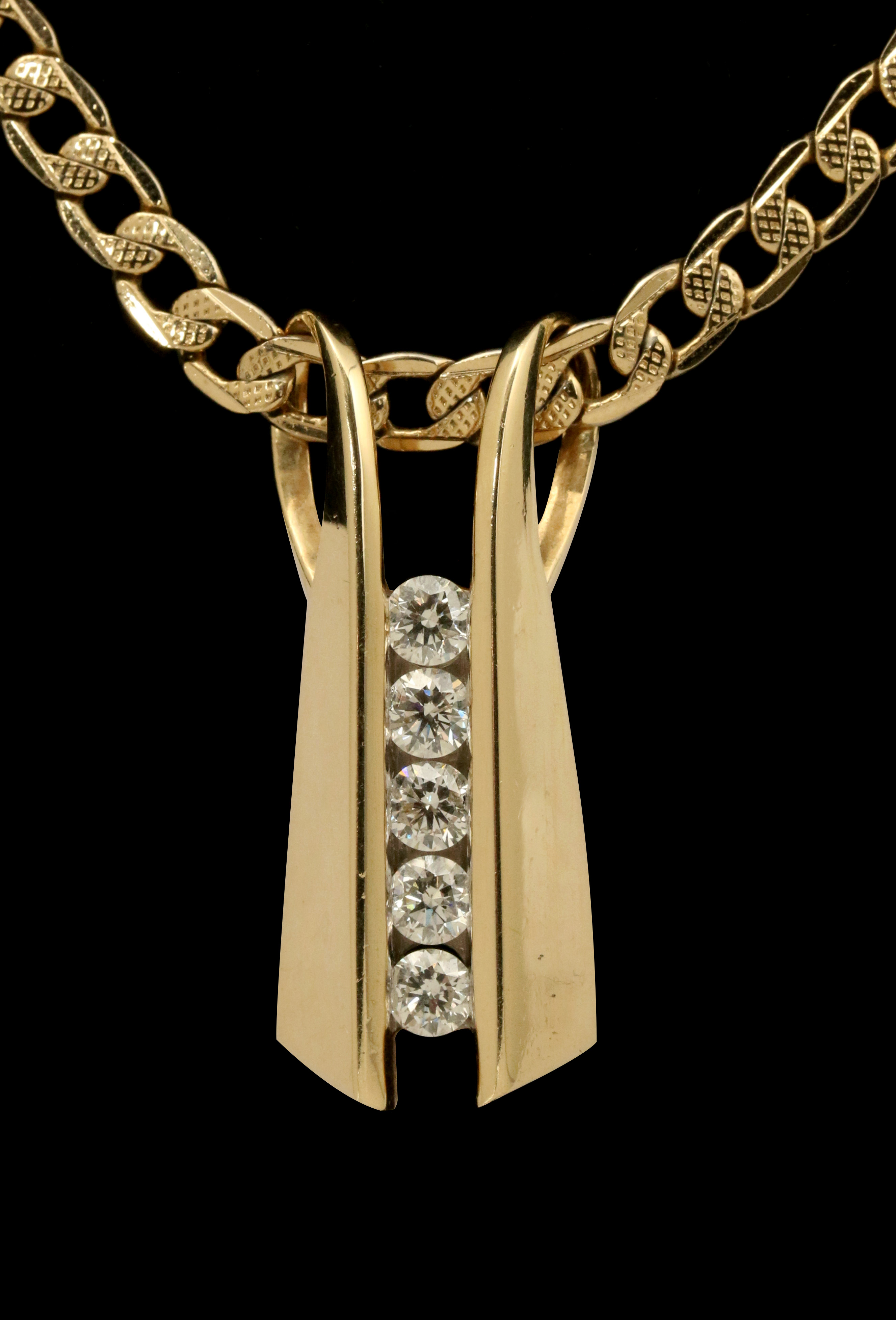 A GENT'S 14K GOLD 1 CARAT TOTAL WT DIAMOND PENDANT