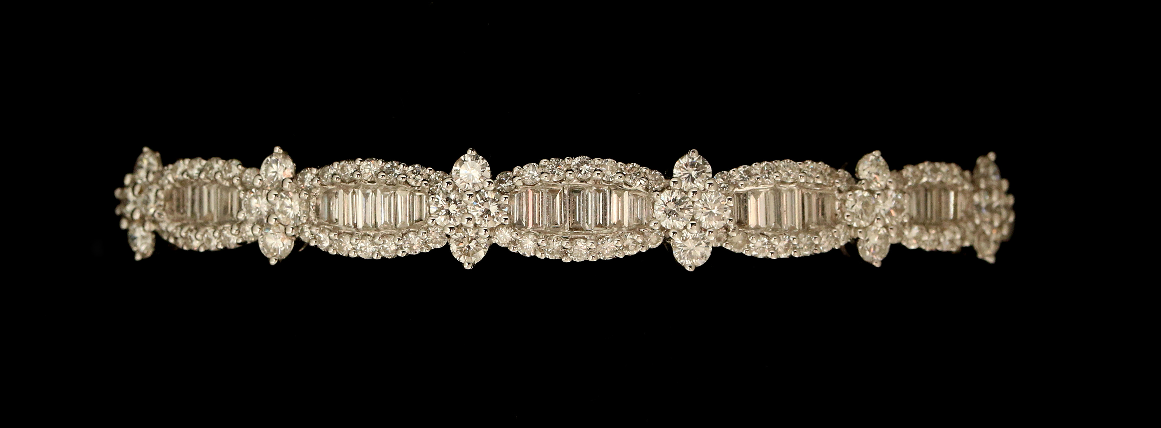 A LADIES 18K GOLD DIAMOND BRACELET APPROX 2 CARATS