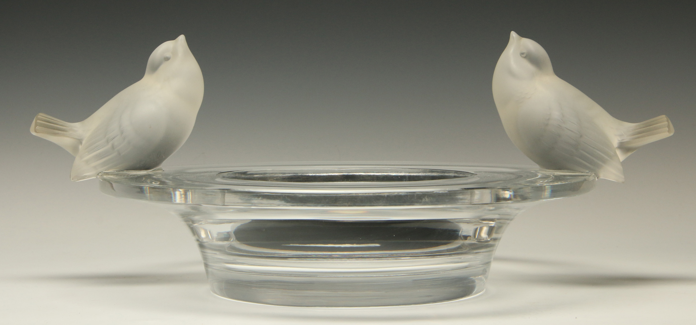 A LALIQUE 'DEUX MOINEAUX MOQUEURS' CENTERPIECE