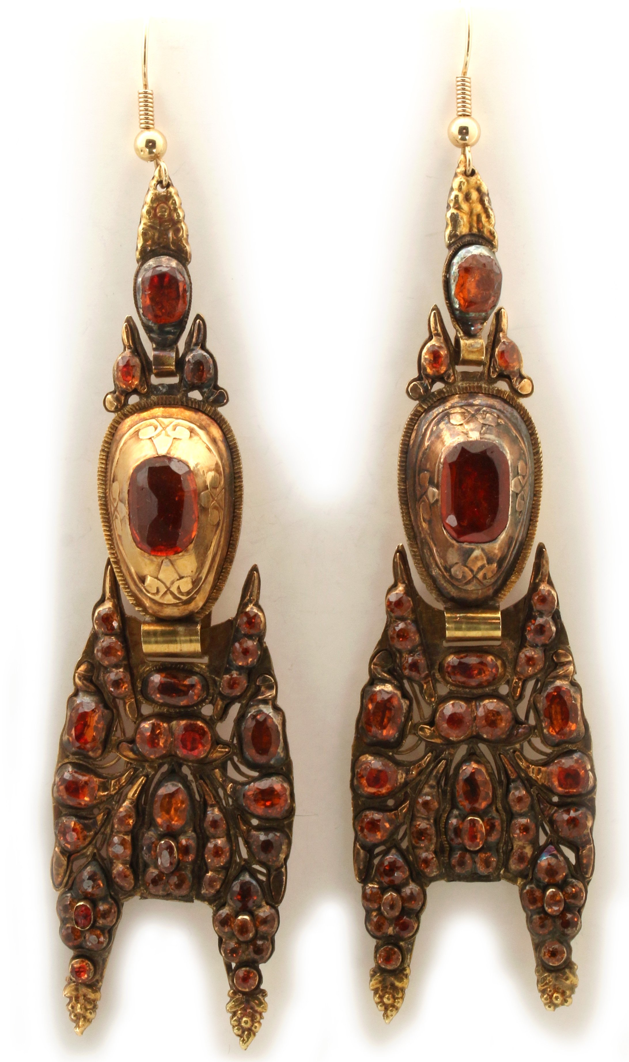 A PAIR OF 18TH C. SPANISH GARNET GOLD DROP EARRING